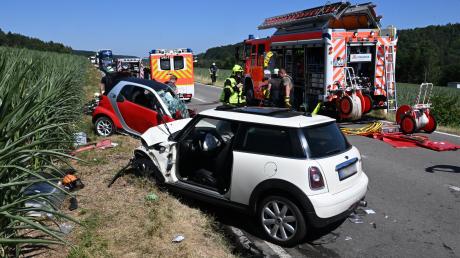 Beim Unfall auf der B28 zwischen Ulm und Blaubeuren wurden zwei Menschen schwer verletzt.