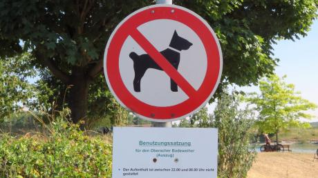 Am Badesee in Oberach werden die Schilder, wie hier am Eingang zum See, von manchen Badegästen ignoriert, vor allem wenn es um die Mitnahme von Hunden geht.