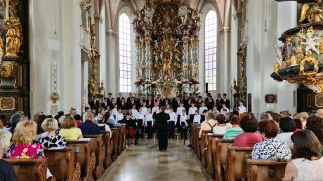 Der Chor der Regensburger Domspatzen unter der Leitung von Kathrin Giehl begeisterte das Publikum in der Inchenhofener Wallfahrtskirche St. Leonhard. 
