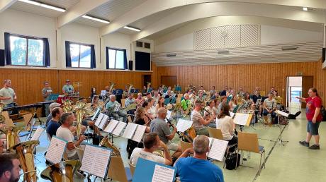 Im Vereinsheim der Sportfreunde Schießen bereitet sich das Projektorchester auf die "Sommernacht der Blasmusik" vor, hier mit Dirigentin Caroline Ulmer (Musikkapelle Biberach). 