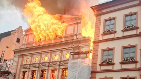 Flammen schlugen am 26. Juli 2017 aus dem brennenden Dillinger Rathaus. 