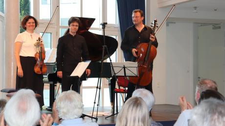 Ein beglückendes Konzert lieferten Dace Salmina-Fritzen (Violine), Konstantin Lukinov (Klavier) und Johannes Gutfleisch (Cello) in Mertingen ab.