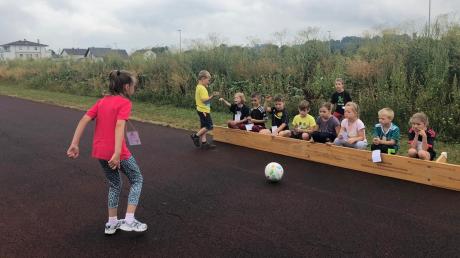 Kicken für Kinder in Not in Nordendorf: An verschiedenen Stationen mussten die Schülerinnen und Schüler ihr sportliches Geschick unter Beweis stellen.