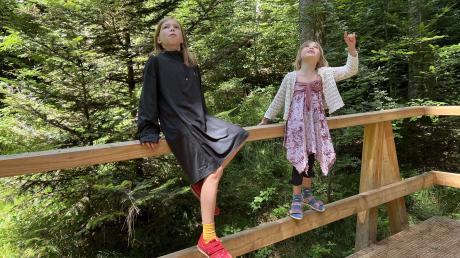 Neue Perspektiven entdecken Victoria und Tabea Menhard, die zusammen mit ihrem Vater Georg den Walderlebnispfad in Ried erkunden.