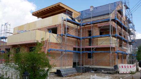 Seit einem halben Jahr ruhen die Bauarbeiten an einem Mehrfamilienhaus in Holzheim weitgehend. Jetzt landet das Projekt vor Gericht.

