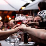 Rot, weiß oder doch rosé? Auf dem Ulmer Weinfest 2022 haben Sie die Wahl. Hier gibt es die Infos zu den Terminen, Wirten und der Reservierung auf dem Weinfest in Ulm.