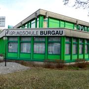 An der Grundschule Burgau in der Remsharter Straße könnten schon bald Container als provisorische Klassenzimmer aufgestellt werden. 