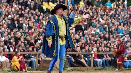 Johannes Steck führt als Sprecher das Publikum durch das Ritterturnier. Das Bild zeigt ihn beim Turnier im Jahr 2019.