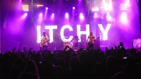 Die Band „Itchy“ war der Top-Act beim Kraterbeben in Megesheim. Mit ihrem geradlinigen Punkrock brachten sie das das Publikum schier aus dem Häuschen.