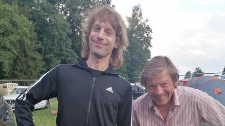 Voodoo Jürgens (links) mit Veranstalter und Festivalorganisator Axel Brandt.