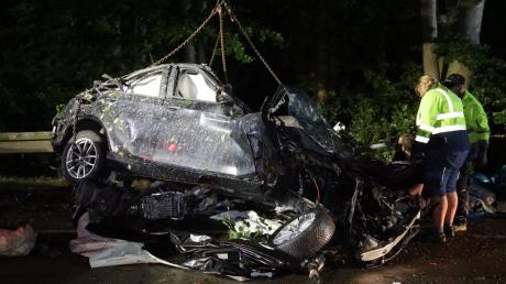 Bei einem schweren Unfall am Freitagabend nahe Gabelbach starben zwei Männer aus Freihalden. Mit einem Kran musste das völlig zerstörte Auto geborgen werden.