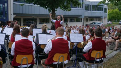 Dirigent Bob Sibich freut sich mit den Musikern über eine rundum gelungene Serenade in Fischach.