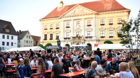 Mit dem City-Fest ging der Feiersommer auf dem Lauinger Marktplatz los. Jetzt, in den Sommerferien, ist der Platz an den Wochenenden für Autos gesperrt.