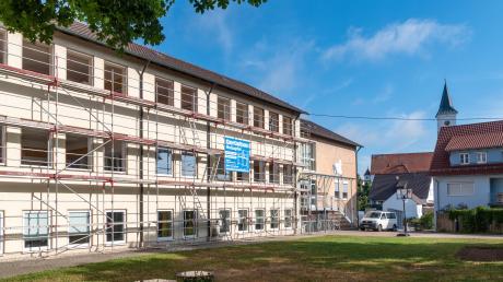 Die Grundschule Zusamaltheim wird in den Sommerferien saniert. Die Fassade zum Schulhof hin bekommt die Farbe Gelb.