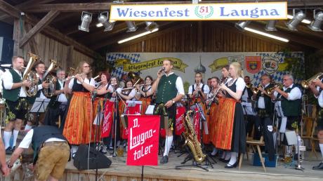 Die Laugnataler Musikanten unter Dirigent Korbinian Häußler spielten beim Wiesenfestauftakt auf.