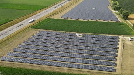 Der Solarpark an der Autobahn A7  bei Tiefenbach ist Mitte Juli in Betrieb gegangen.