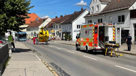 Bei einem Unfall in Landsberg ist ein 28 Jahre alter Rennradfahrer lebensgefährlich verletzt worden und seinen Verletzungen erlegen.