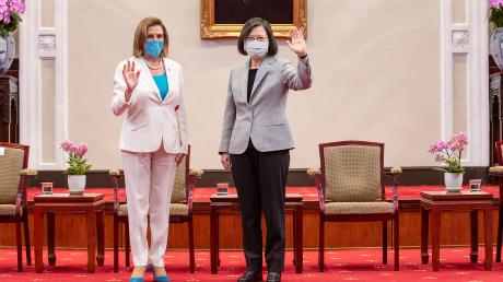 Auf diesem vom taiwanesischen Präsidialamt veröffentlichten Foto winken Nancy Pelosi (links),  Vorsitzende des US-Repräsentantenhauses, und Tsai Ing-wen, Präsidentin von Taiwan, während eines gemeinsamen Treffens.  