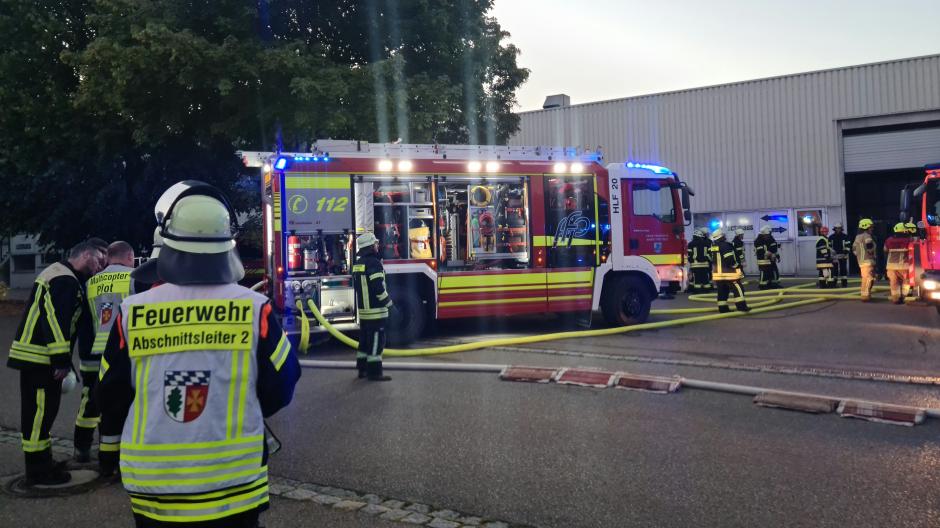 In einem Pöttmeser Gewerbebetrieb brach am Mittwochabend ein Brand aus. Es kam zu einem Feuerwehr-Großeinsatz.