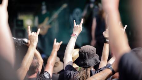 Metal-Fans tanzen während eines Auftritts der Band Mythraeum aus den USA vor der Bühne.