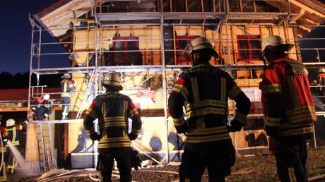 Im Schiltberger Ortsteil Allenberg stand in der Nacht zum Donnerstag ein neu gebautes Holzhaus in Flammen.