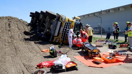 Rettung eines eingeklemmten Lkw-Fahrers in Gundremmingen. 