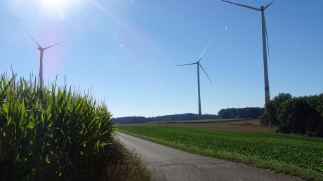 Drei Windräder stehen bei Riedheim. Sie werden von einem Großteil der Bevölkerung als störend empfunden.