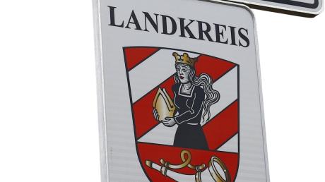 Bei Vöhringen treffen das Wappen des Landkreises und das Bayerische Staatswappen aufeinander. 