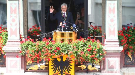 Jedes Jahr am Schwörmontag legt der Ulmer Oberbürgermeister auf dem Balkon des Schwörhauses den Eid ab, Reichen und Armen ein gemeiner Mann zu sein.