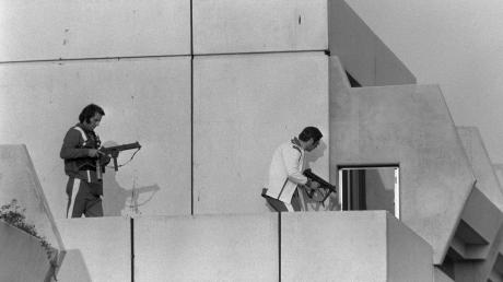 Polizisten in Trainingsanzügen stürmen das Gebäude in der Conollystraße 31 im Olympischen Dorf mit Schnellfeuerwaffen, um die Geiselnahme der israelischen Sportler zu beenden.