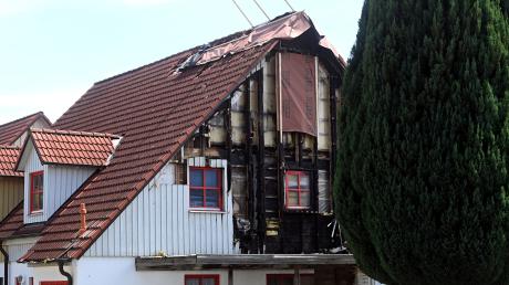 Der Schaden an der Doppelhaushälfte in Gabelbach, in der am Freitagnachmittag im Dachgeschoss ein Feuer ausgebrochen war, ist erheblich höher, als zunächst vermutet. 