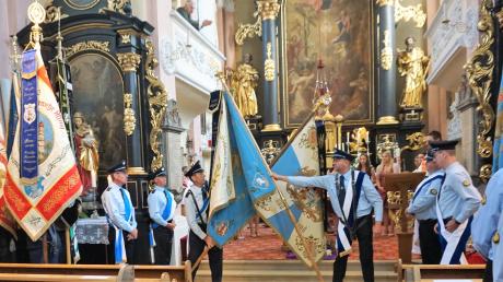 In der Affinger Pfarrkirche segnete Pfarrer Max Mauer die restaurierte Fahne des Krieger- und Soldatenvereins Affing-Haunswies. Die Fahnenweihe fand im Rahmen der Feier zum 100-jährigen Bestehen des Vereins statt.