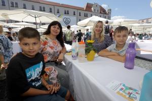 Die beiden Ukrainerinnen Olga Volovik und Viktoria Zaichenko (v. l.) sind mit ihren Söhnen extra von Moosburg nach Augsburg gekommen, um das Friedensfest mitzuerleben. 