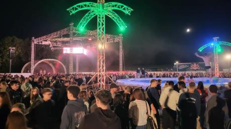 Die Beachparty 2022 in Otting hat rund 4000 Gäste angelockt. Neben einer großen Bühnen-, Ton- und Lichtanlage gehörte ein stattlicher Pool zu den Attraktionen.