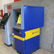 Der Geldautomat der Postbank (rechts) im V-Markt in Thannhausen ist in der Nacht auf Samstag von Unbekannten aufgesprengt worden.