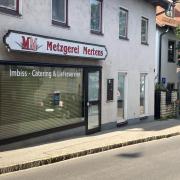 Wieder ein Laden mit heruntergelassenen Jalousien: 16 Jahre hatte Christian Mertens die Metzgerei in der Herrenstraße neben dem Rathaus gepachtet. Vor zwei Wochen hat er das Geschäft geschlossen.