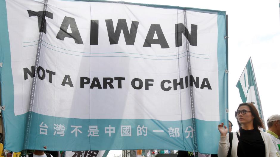 何年もの間、台湾人は北京の共産党指導部から島の民主共和国に対する圧力に反対し、正式な独立宣言を求めてデモを行ってきました。