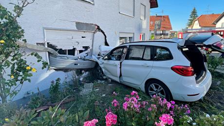 Offenbar ungebremst krachte ein Auto vor zwei Wochen gegen ein Wohnhaus. Die versucht ein Gutachter herauszufinden, wie es zu dem Unfall kam.