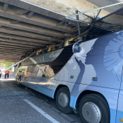 Am Donnerstagmorgen blieb ein Reisebus in der Unterführung in der Hirblinger Straße stecken. Die Verkehrsbehinderungen in Augsburg-Oberhausen waren erheblich.