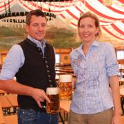 Die Geschwister Thomas Kempter und Monika Hatzelmann lösen auf dem Friedberger Volksfest mit ihrem Binswanger Bierzelt den Wirt Asum ab.