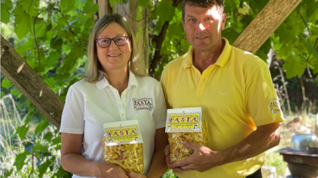 Cornelia Kamm und Michael Maul produzieren seit 2015 in Waltenhausen die Gaumenschmaus Pasta in ihrer hauseigenen Nudelmanufaktur. Zusätzlich produzieren sie nun auch Mehl. 
