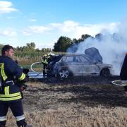 Nahe der Herbermühle bei Gosheim ist dieses Auto in Brand geraten. Die Feuerwehr löschte die Flammen.