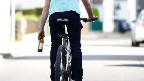 Unter Alkoholeinfluss ist ein junger Mann aus Nördlingen mit dem Fahrrad gefahren – und mit einer Frau kollidiert.