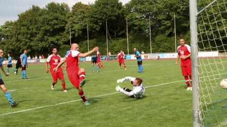 Im Auftaktspiel gegen den FC Königsbrunn (rote Trikots) zeigte den TSV Königsbrunn noch eine ordentliche Leistung.
