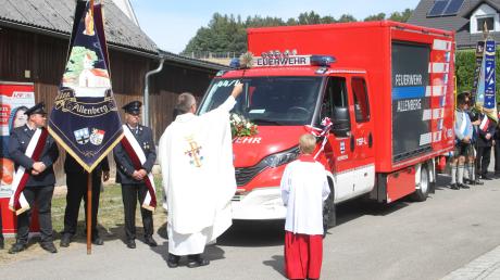 Pater Zbigniew Zembrzuski segnete das neue Feuerwehrfahrzeug in Allenberg.
