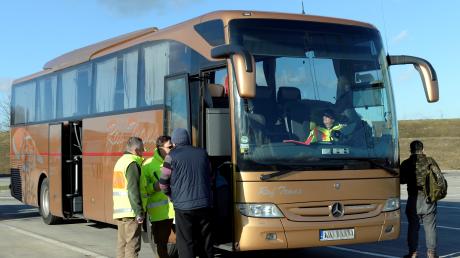 Ein alkoholisierter Mann beleidigte andere Mitreisende eines Reisebusses.