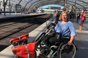 Eine Bahnfahrt ist für Kathrin Denecke mit einer Menge Problemen verbunden. Dabei gilt eigentlich seit diesem Jahr, dass Bahnhöfe barrierefrei sein müssen.