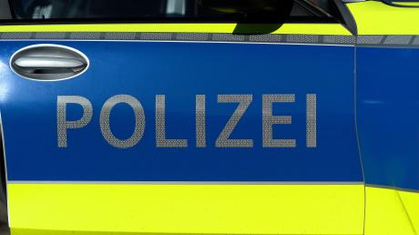 Zwischen Bubesheim und Kötz hat eine bislang unbekannte Person eine mobile Ampelanlage beschädigt. Die Polizei bittet um Hinweise.