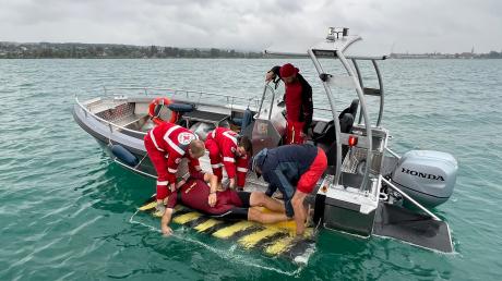 Der Prototyp mit der Rettungs-Bordwand
wird derzeit auf dem Bodensee getestet. Die Fotos entstanden bei einer Übung, an der Wasserretter der DLRG Konstanz und der DRK Wasserwacht Euskirchen beteiligt waren.