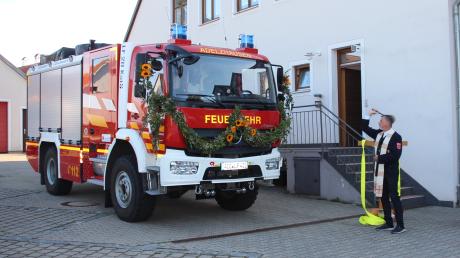 Pfarrer Eberhard Weigel segnete das Katastrophenschutzfahrzeug LF 20 KAT S in Adelzhausen.
